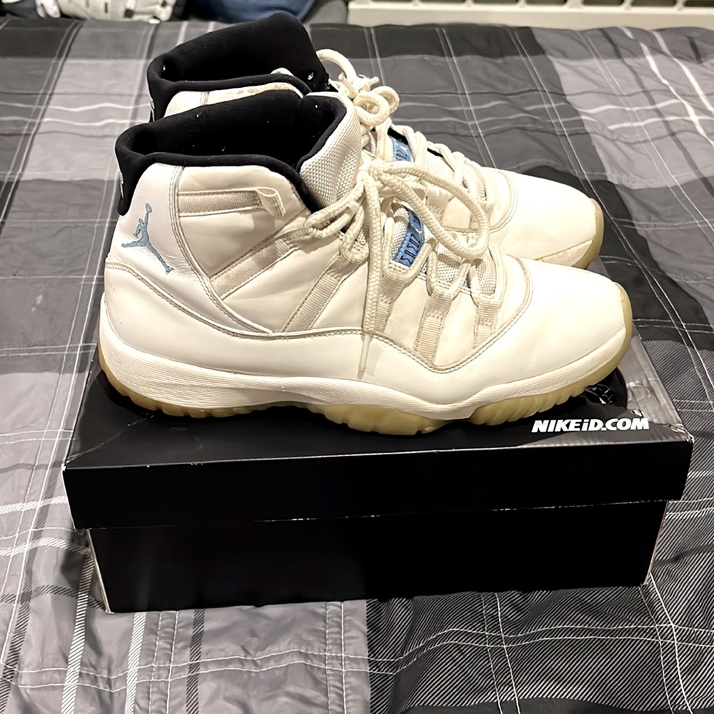Jordan 11 legend blue size 9.5